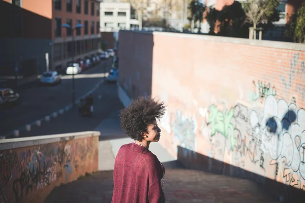 Preto jovem menina no cidade — Fotografia de Stock