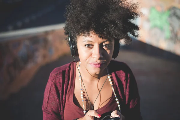 Mulher africana bonita ouvir música — Fotografia de Stock