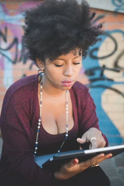 Mujer africana usando tableta — Foto de Stock