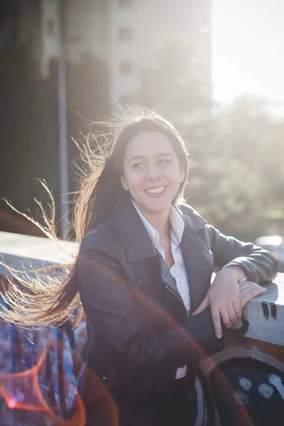 Giovane bella ragazza in città — Foto Stock