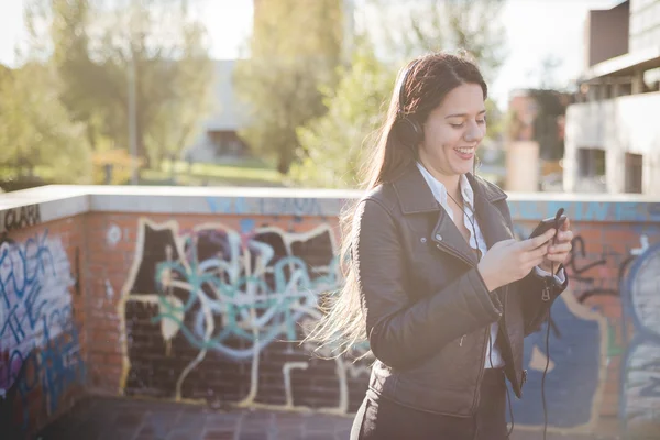 Chica joven escuchando música — Foto de Stock