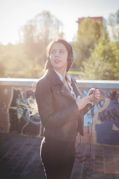 Junges Mädchen hört Musik — Stockfoto