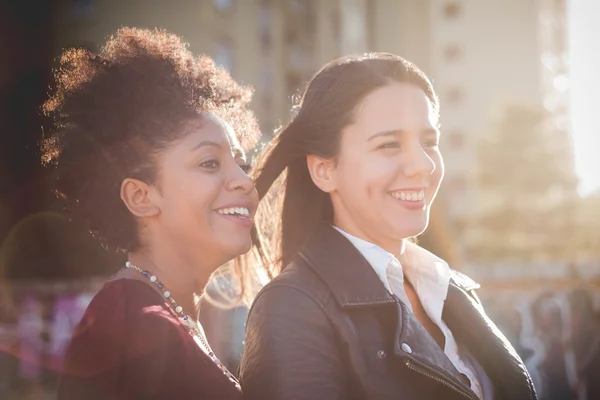 Twee jonge vrouwen plezier — Stockfoto