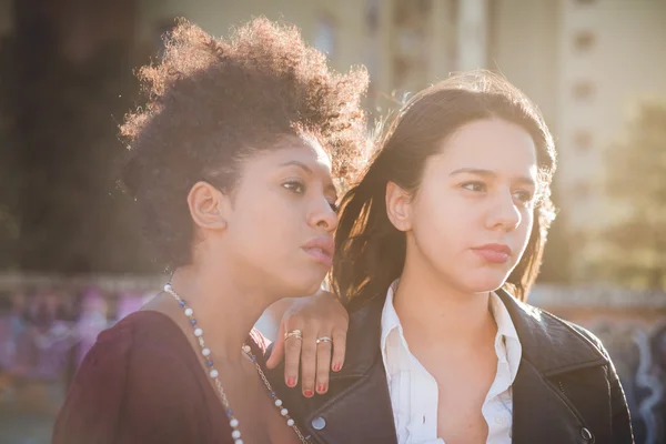 Två unga kvinnor att ha kul — Stockfoto