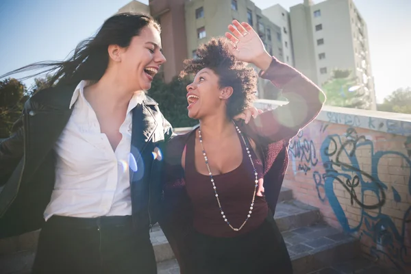 Twee jonge vrouwen plezier — Stockfoto