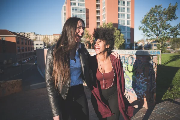 Duas jovens mulheres se divertindo — Fotografia de Stock