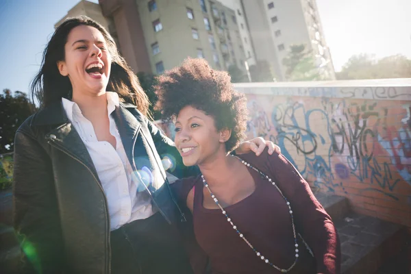 Twee jonge vrouwen plezier — Stockfoto