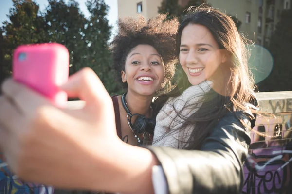 Två unga kvinnor som tar selfie — Stockfoto
