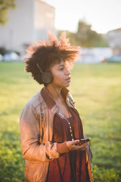 Mulher africana bonita ouvir música — Fotografia de Stock