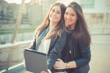 İki genç kız tablet kullanma