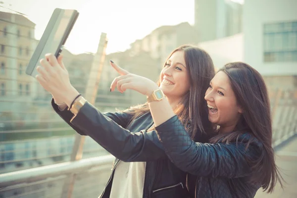 Dos chicas jóvenes usando tableta — Foto de Stock