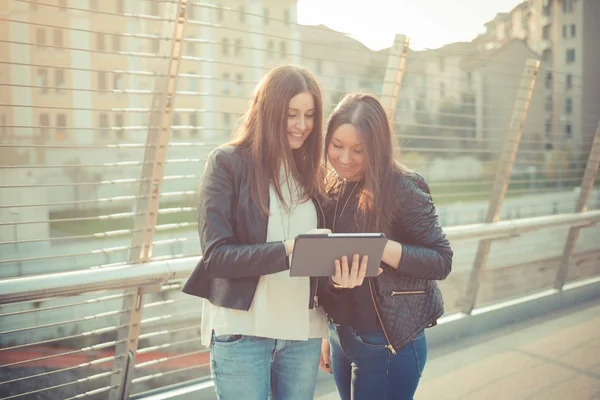 Две молодые девушки с помощью планшета — стоковое фото