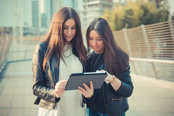 Twee jonge meisjes met behulp van Tablet PC — Stockfoto