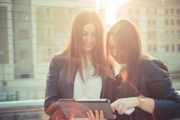 Due ragazze che utilizzano tablet — Foto Stock