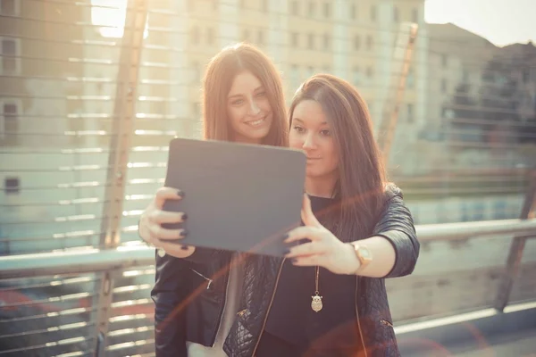 İki genç kız tablet kullanma — Stok fotoğraf