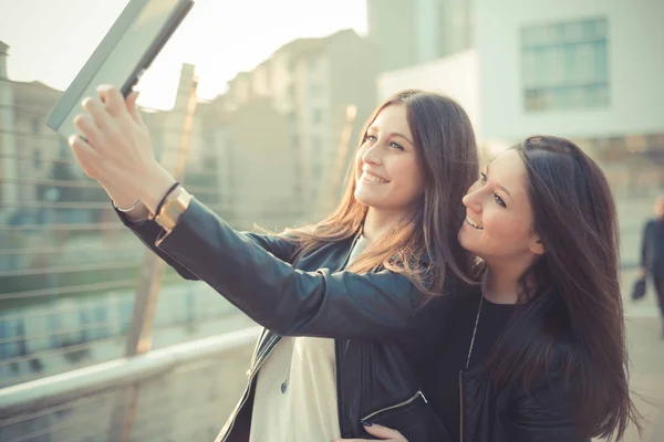 Two young beautiful women friends in town — Stock Photo, Image