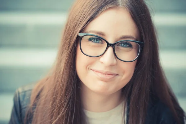 Jonge mooie vrouw — Stockfoto