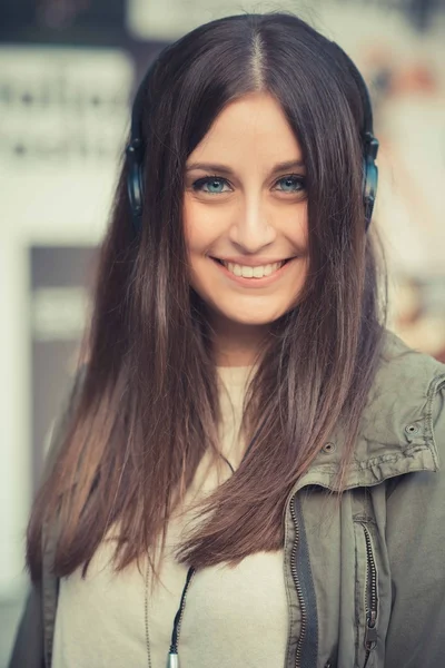 Jovem mulher bonita — Fotografia de Stock