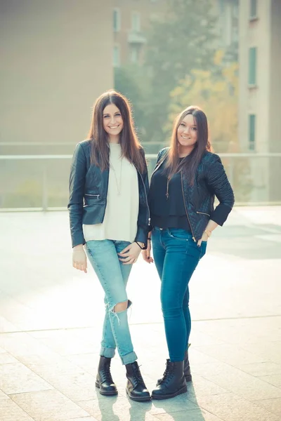 Two girls in town — Stock Photo, Image