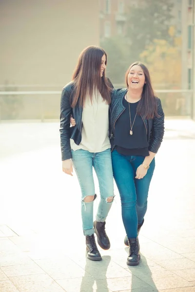 Deux jeunes filles en ville — Photo