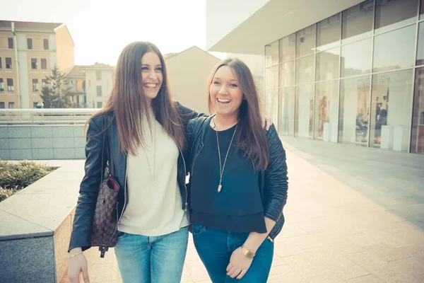 Due giovani ragazze in città — Foto Stock