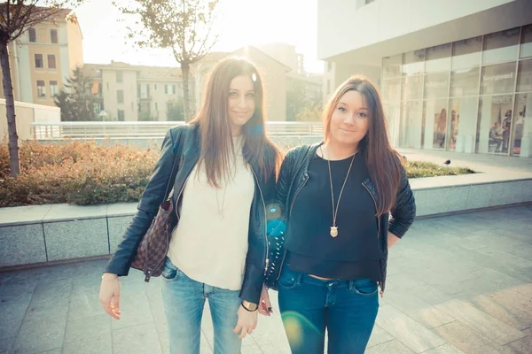 Två unga tjejer i stan — Stockfoto