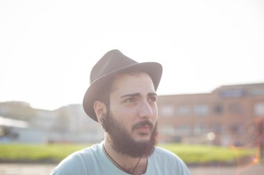 Şehirdeki hipster modern adam