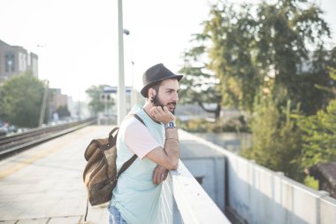 Şehirdeki hipster modern adam