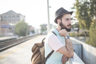 Şehirdeki hipster modern adam