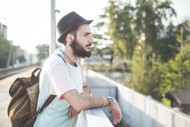 Şehirdeki hipster modern adam