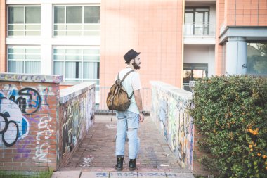 Şehirdeki hipster modern adam