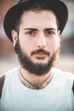 Şehirdeki hipster modern adam