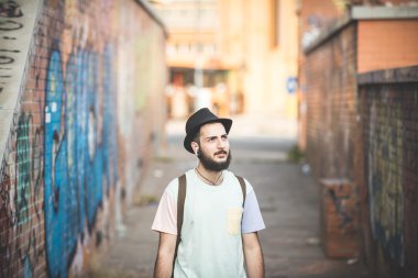 Hipster modern insan sokakta poz