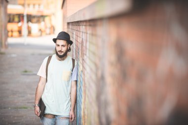 Hipster modern insan sokakta poz