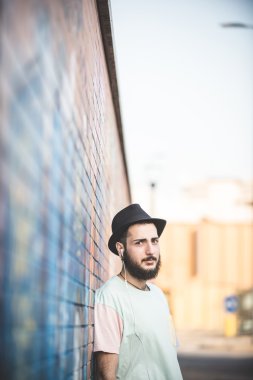 Hipster modern insan sokakta poz