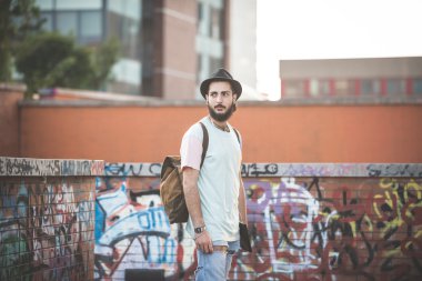 Hipster modern insan sokakta poz