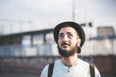 Hipster modern insan sokakta poz