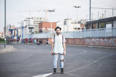 Hipster modern insan sokakta poz