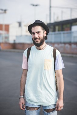 Hipster modern insan sokakta poz