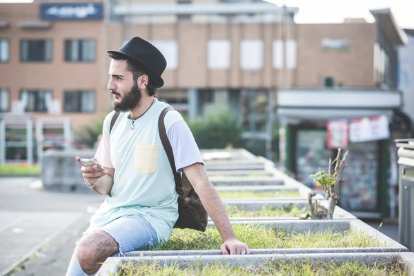 Moderne mens gebruikend smartphone — Stockfoto