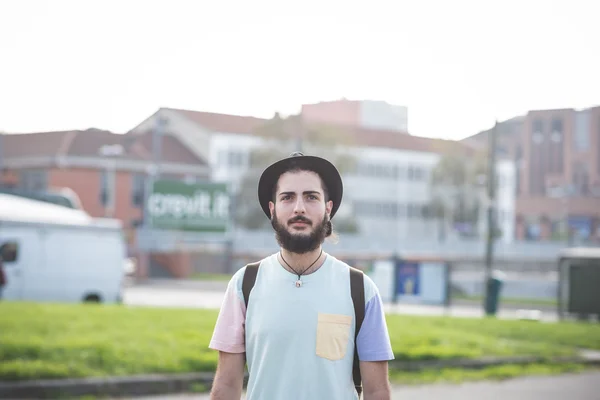 Homem moderno posando na cidade — Fotografia de Stock