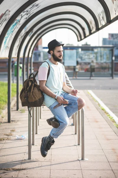 Ο σύγχρονος άνθρωπος, περιμένοντας ένα λεωφορείο — Φωτογραφία Αρχείου