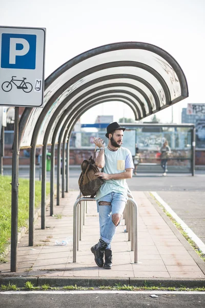 Modern insan bir otobüs bekliyor — Stok fotoğraf