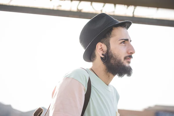 Homem moderno posando na cidade — Fotografia de Stock