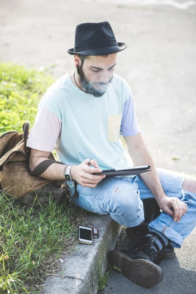 Moderna människan med hjälp av tablet och rökning cigarett — Stockfoto