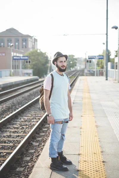 Hipster άνθρωπος που περιμένει στο σιδηροδρομικό σταθμό — Φωτογραφία Αρχείου