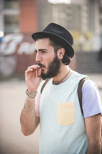 Jovem fumando cigarro — Fotografia de Stock