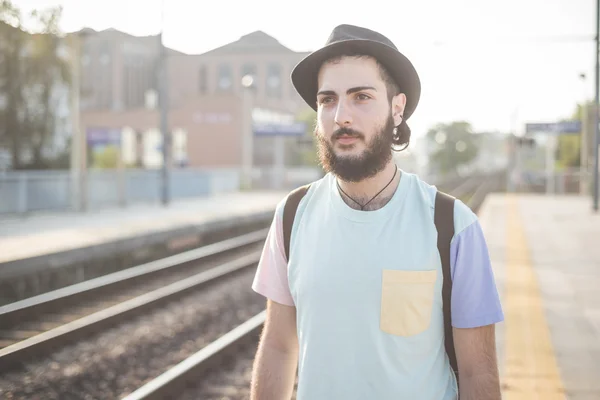 Hipster man väntar på järnvägsstation — Stockfoto