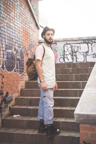Hipster moderne man in de stad — Stockfoto
