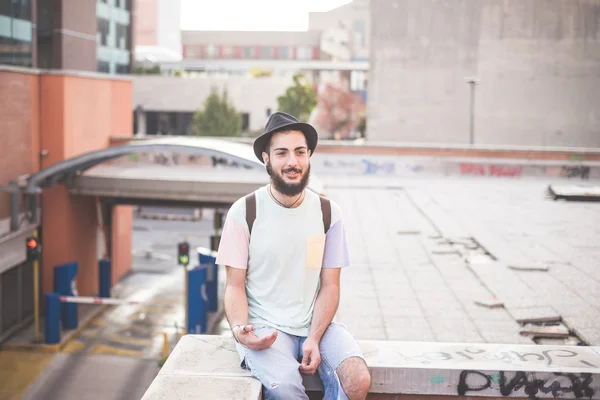 Hipster uomo moderno in città — Foto Stock